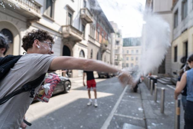 IPA85483610 - Milan, 8 6 26, Liceo Parini, last day of school, boys celebrate with foam, flour and water guns and smoke bombs.  Copyright: xGiuliaxSciaccax xGiuliaxSciaccax 85483610