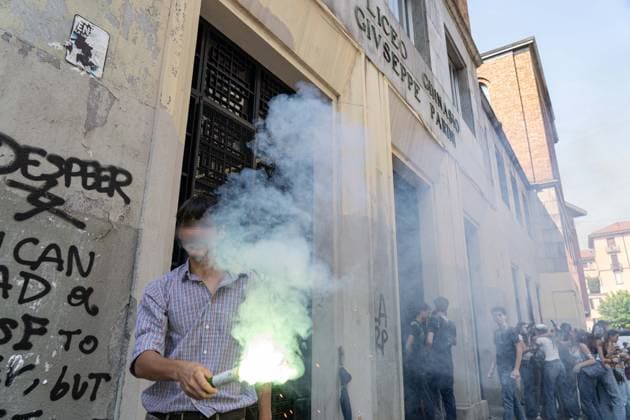 IPA85483612 - Milan, 8 6 26, Liceo Parini, last day of school, boys celebrate with foam, flour and water guns and smoke bombs.  Copyright: xGiuliaxSciaccax xGiuliaxSciaccax 85483612