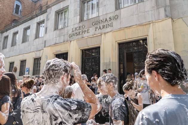 IPA85483637 - Milan, 8 6 26, Liceo Parini, last day of school, boys celebrate with foam, flour and water guns and smoke bombs.  Copyright: xGiuliaxSciaccax xGiuliaxSciaccax 85483637