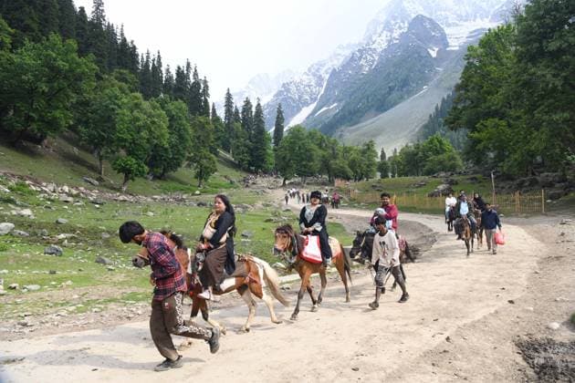 June 8, 2026, Ganderbal, Jammu And Kashmir, India: Tourists enjoy horse rides during a sunny day near Thajwas glacier in Sonamarg.Kashmir is known for its charming beauty. It is surrounded by three mountain ranges of the Himalayas- Karakoram, Zanaskar and Pir Panjal, running from northwest to northeast. Ganderbal India - ZUMAz120 20260608_zip_z120_021 Copyright: xBasitxZargarx