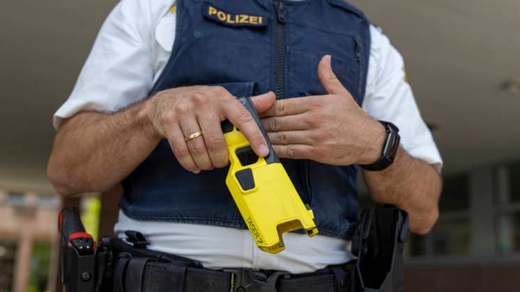 Ein Polizeibeamter hält einen Taser 7 während der Pilotphase-Präsentation in der Polizeiinspektion Schweinfurt am 8. Juni 2026. *** A police officer holds a Taser 7 during the pilot phase presentation at Schweinfurt police station on June 8, 2026 Copyright: HMBxMedia xHeikoxBecker