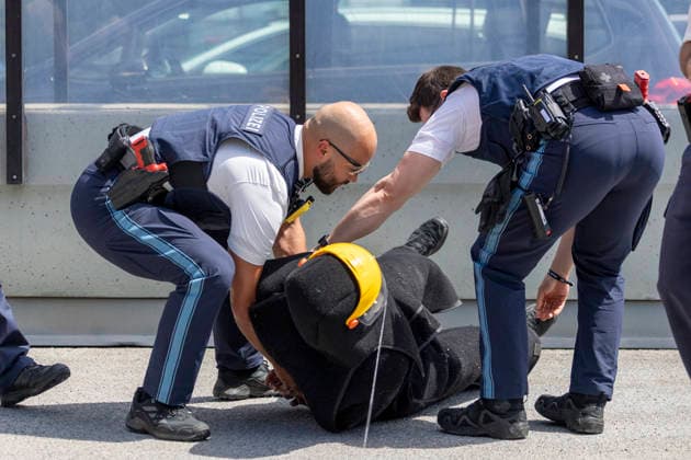 Im Rahmen des Pressetermins erfolgt eine praxisnahe Vorführung des Taser-Einsatzes (Distanz-Elektroimpulsgeräte DEIG) durch die Bayerische Polizei am 8.6.2026 in Schweinfurt. *** As part of the press event, there will be a practical demonstration of the use of Taser distance electro-pulse devices DEIG by the Bavarian police on 8 6 2026 in Schweinfurt Copyright: HMBxMedia xHeikoxBecker