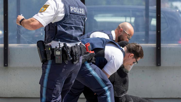 Im Rahmen des Pressetermins erfolgt eine praxisnahe Vorführung des Taser-Einsatzes (Distanz-Elektroimpulsgeräte DEIG) durch die Bayerische Polizei am 8.6.2026 in Schweinfurt. *** As part of the press event, there will be a practical demonstration of the use of Taser distance electro-pulse devices DEIG by the Bavarian police on 8 6 2026 in Schweinfurt Copyright: HMBxMedia xHeikoxBecker