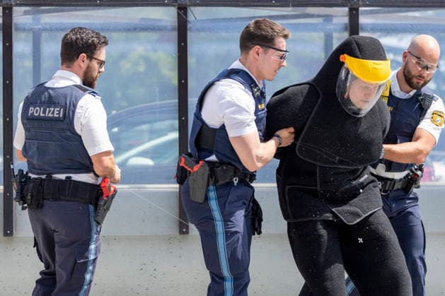 Im Rahmen des Pressetermins erfolgt eine praxisnahe Vorführung des Taser-Einsatzes (Distanz-Elektroimpulsgeräte DEIG) durch die Bayerische Polizei am 8.6.2026 in Schweinfurt. *** As part of the press event, there will be a practical demonstration of the use of Taser distance electro-pulse devices DEIG by the Bavarian police on 8 6 2026 in Schweinfurt Copyright: HMBxMedia xHeikoxBecker