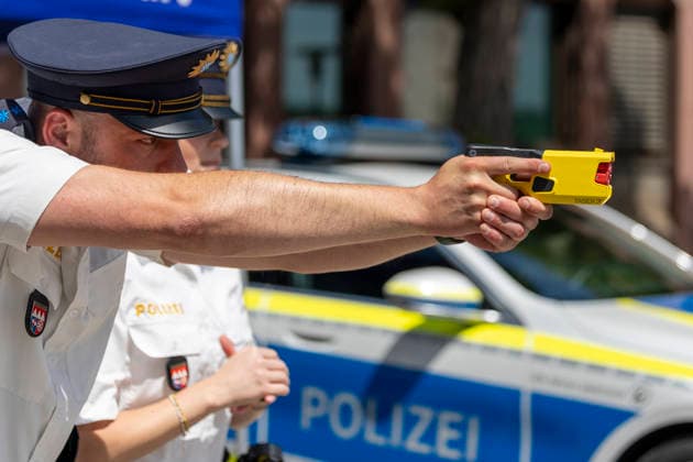 Ein Polizeibeamter zielt mit einem Taser 7 während der Pilotphase-Demonstration am 8. Juni 2026 in der Polizeiinspektion Schweinfurt. Das Distanz-Elektroimpulsgerät (DEIG) wird in einsatzbereiter Position gehalten und auf ein Ziel ausgerichtet. *** A police officer aims a Taser 7 during the pilot phase demonstration at Schweinfurt police station on June 8, 2026 The DEIG distance electro impulse device is held in a ready-to-use position and aimed at a target Copyright: HMBxMedia xHeikoxBecker