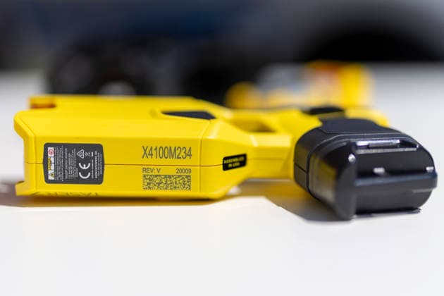Der Taser 7 wird auf einem Präsentationstisch während der Pilotphase-Pressekonferenz am 8. Juni 2026 in der Polizeiinspektion Schweinfurt ausgestellt. Der Taser 7 stellt die neueste Technologie im Bereich der nicht-letalen Polizeieinsatzmittel dar und wird zur Sicherung von Polizeibeamten eingesetzt. *** The Taser 7 will be exhibited on a presentation table during the pilot phase press conference on June 8, 2026 at the Schweinfurt police station The Taser 7 represents the latest technology in the field of non-lethal police equipment and is used to secure police officers Copyright: HMBxMedia xHeikoxBecker