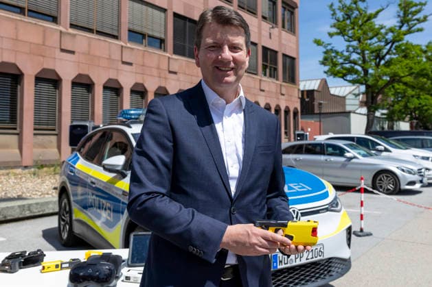 Innenstaatssekretär Sandro Kirchner präsentiert die neue Pilotphase zur Ausweitung des Taser-Einsatzes (Distanz-Elektroimpulsgeräte, DEIG) bei der Bayerischen Polizei am 8.6.2026 in Schweinfurt. *** State Secretary of the Interior Sandro Kirchner presents the new pilot phase to expand the use of Taser distance electro-pulse devices, DEIG at the Bavarian Police on 8 6 2026 in Schweinfurt Copyright: HMBxMedia xHeikoxBecker