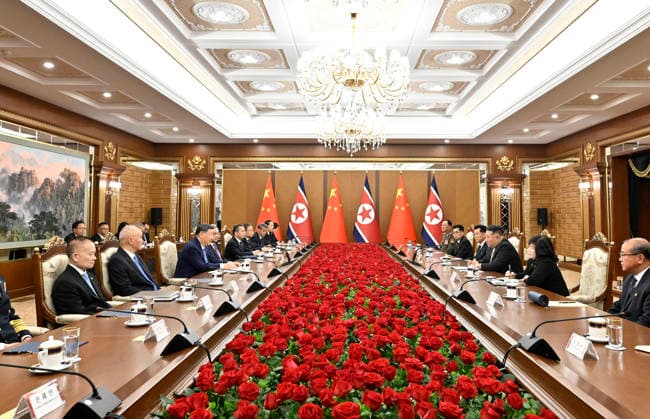(260608) -- PYONGYANG, June 8, 2026 -- Xi Jinping, general secretary of the Communist Party of China Central Committee and Chinese president, holds talks with Kim Jong Un, general secretary of the Workers Party of Korea and president of the State Affairs of the Democratic People s Republic of Korea (DPRK), at the Kumsusan State Guesthouse in Pyongyang, the DPRK, June 8, 2026. ) DPRK-PYONGYANG-CHINA-XI JINPING-KIM JONG UN-TALKS YinxBogu 