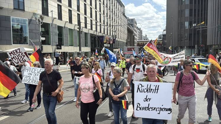 Thousands join anti-government protest organized by Project M1llion in Berlin BERLIN, GERMANY - JUNE 8: Thousands of demonstrators gather in front of the historic Brandenburg Gate, holding German flags and banners, to protest against the German government during a demonstration organized by the Projekt M1llion initiative in Berlin, Germany, on June 8, 2026. Protesters called for the immediate resignation of the government, early elections, and changes to migration, energy, and tax policies. Erbil Basay Anadolu Berlin Germany. Editorial use only. Please get in touch for any other usage.  Copyright: x2026xAnadoluxErbilxBasayx