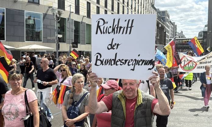 Thousands join anti-government protest organized by Project M1llion in Berlin BERLIN, GERMANY - JUNE 8: Thousands of demonstrators gather in front of the historic Brandenburg Gate, holding German flags and banners, to protest against the German government during a demonstration organized by the Projekt M1llion initiative in Berlin, Germany, on June 8, 2026. Protesters called for the immediate resignation of the government, early elections, and changes to migration, energy, and tax policies. Erbil Basay Anadolu Berlin Germany. Editorial use only. Please get in touch for any other usage.  Copyright: x2026xAnadoluxErbilxBasayx