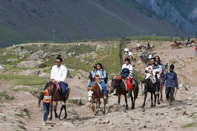 Tourists enjoy a horse ride at the tourist spot Sonmarg Ganderbal Jammu and Kashmir , Jun 08 (ANI): Tourists enjoy a horse ride at the tourist spot Sonmarg, in Ganderbal on Monday. Ganderbal Jammu and Kashmir India Copyright: xANIx ANI_20260608286