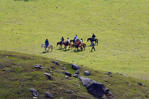 Tourists enjoy a horse ride at the tourist spot Sonmarg Ganderbal Jammu and Kashmir , Jun 08 (ANI): Tourists enjoy a horse ride at the tourist spot Sonamarg, in Ganderbal on Monday. Ganderbal Jammu and Kashmir India Copyright: xANIx ANI_20260608298