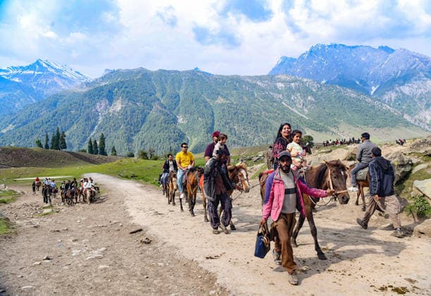 Tourists enjoy a horse ride at the tourist spot Sonmarg Ganderbal Jammu and Kashmir , Jun 08 (ANI): Tourists enjoy a horse ride at the tourist spot Sonmarg, in Ganderbal on Monday. Ganderbal Jammu and Kashmir India Copyright: xANIx ANI_20260608324