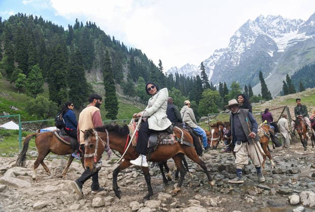 Tourists enjoy a horse ride at the tourist spot Sonmarg Ganderbal Jammu and Kashmir , Jun 08 (ANI): Tourists enjoy a horse ride at the tourist spot Sonmarg, in Ganderbal on Monday. Ganderbal Jammu and Kashmir India Copyright: xANIx ANI_20260608326