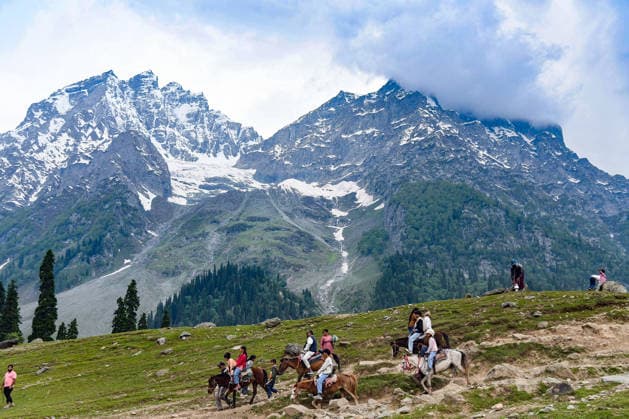 Tourists enjoy a horse ride at the tourist spot Sonmarg Ganderbal Jammu and Kashmir , Jun 08 (ANI): Tourists enjoy a horse ride at the tourist spot Sonmarg, in Ganderbal on Monday. Ganderbal Jammu and Kashmir India Copyright: xANIx ANI_20260608327