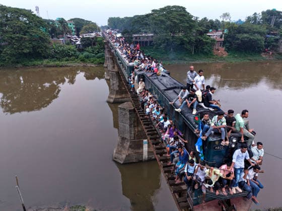 June 7, 2026, Mymensing, Mymensing, Bangladesh: At the end of the Eid al Adha holidays, thousands of people travel from Mymensingh to the capital, Dhaka, with many risking their lives by riding on the rooftops of overcrowded trains to return to work. Many are low-income garment workers who choose the dangerous journey as a cheaper means of transportation after the holidays. Mymensing Bangladesh - ZUMAk174 20260607_zip_k174_008 Copyright: xSyedxMahabubulxKaderx