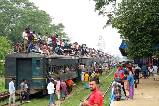 June 7, 2026, Mymensing, Mymensing, Bangladesh: At the end of the Eid al Adha holidays, thousands of people travel from Mymensingh to the capital, Dhaka, with many risking their lives by riding on the rooftops of overcrowded trains to return to work. Many are low-income garment workers who choose the dangerous journey as a cheaper means of transportation after the holidays. Mymensing Bangladesh - ZUMAk174 20260607_zip_k174_011 Copyright: xSyedxMahabubulxKaderx