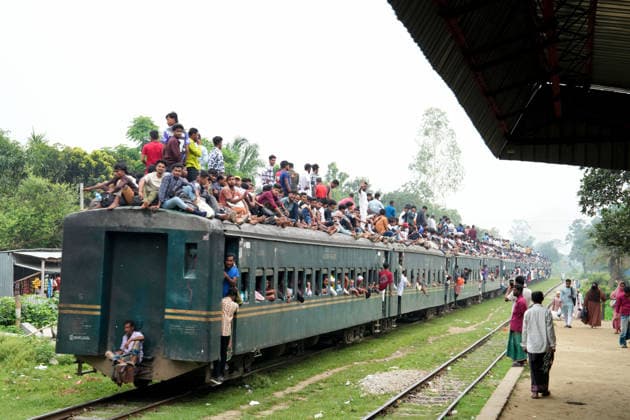 June 7, 2026, Mymensing, Mymensing, Bangladesh: At the end of the Eid al Adha holidays, thousands of people travel from Mymensingh to the capital, Dhaka, with many risking their lives by riding on the rooftops of overcrowded trains to return to work. Many are low-income garment workers who choose the dangerous journey as a cheaper means of transportation after the holidays. Mymensing Bangladesh  - ZUMAk174 20260607_zip_k174_009 Copyright: xSyedxMahabubulxKaderx