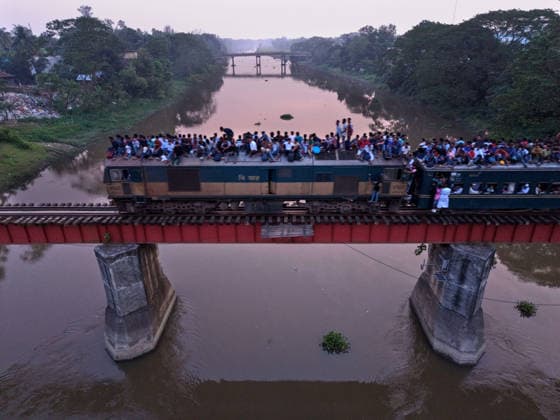 June 7, 2026, Mymensing, Mymensing, Bangladesh: At the end of the Eid al Adha holidays, thousands of people travel from Mymensingh to the capital, Dhaka, with many risking their lives by riding on the rooftops of overcrowded trains to return to work. Many are low-income garment workers who choose the dangerous journey as a cheaper means of transportation after the holidays. Mymensing Bangladesh  - ZUMAk174 20260607_zip_k174_004 Copyright: xSyedxMahabubulxKaderx