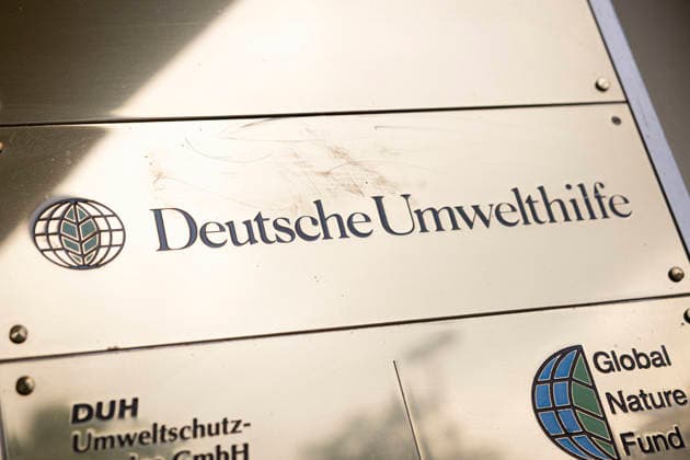 Fassadenschild der Deutschen Umwelthilfe e.V. (DUH) in Berlin (Foto vom 03.06.2026). Die Deutsche Umwelthilfe ist eine im Jahr 1975 gegruendete, politisch unabhaengige Umwelt- und Verbraucherschutzorganisation in Deutschland. EDITORIAL USE ONLY