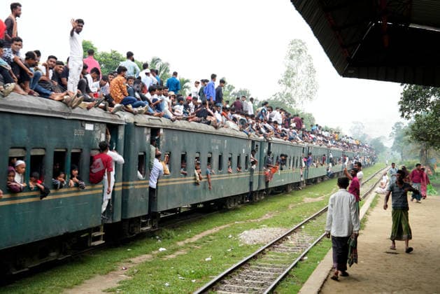 June 7, 2026, Mymensing, Mymensing, Bangladesh: At the end of the Eid al Adha holidays, thousands of people travel from Mymensingh to the capital, Dhaka, with many risking their lives by riding on the rooftops of overcrowded trains to return to work. Many are low-income garment workers who choose the dangerous journey as a cheaper means of transportation after the holidays. Mymensing Bangladesh - ZUMAk174 20260607_zip_k174_005 Copyright: xSyedxMahabubulxKaderx