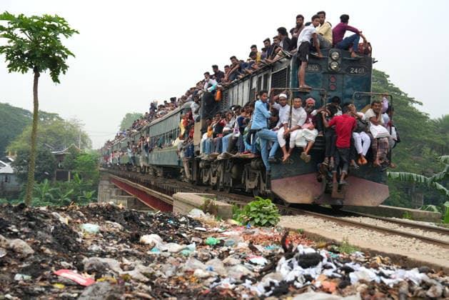 June 7, 2026, Mymensing, Mymensing, Bangladesh: At the end of the Eid al Adha holidays, thousands of people travel from Mymensingh to the capital, Dhaka, with many risking their lives by riding on the rooftops of overcrowded trains to return to work. Many are low-income garment workers who choose the dangerous journey as a cheaper means of transportation after the holidays. Mymensing Bangladesh - ZUMAk174 20260607_zip_k174_007 Copyright: xSyedxMahabubulxKaderx