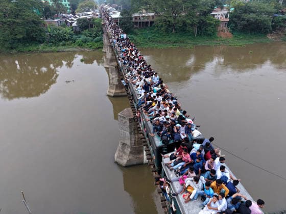 June 7, 2026, Mymensing, Mymensing, Bangladesh: At the end of the Eid al Adha holidays, thousands of people travel from Mymensingh to the capital, Dhaka, with many risking their lives by riding on the rooftops of overcrowded trains to return to work. Many are low-income garment workers who choose the dangerous journey as a cheaper means of transportation after the holidays. Mymensing Bangladesh - ZUMAk174 20260607_zip_k174_001 Copyright: xSyedxMahabubulxKaderx