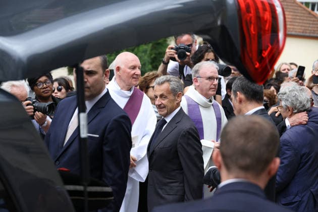 Andre Santini Funeral - Issy-les-Moulineaux Nicolas Sarkozy during funeral ceremony of Mayor of Issy-les-Moulineaux Andre Santini at the Saint-Etienne church in Issy-les-Moulineaux near Paris, France on June 8, 2026. Andre Santini died on June 1, 2026, aged 85. Photo by Nasser Berzane ABACAPRESS.COM Issy-les-Moulineaux France  Copyright: xBerzanexNasser ABACAx