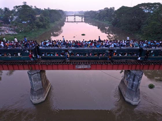 June 7, 2026, Mymensing, Mymensing, Bangladesh: At the end of the Eid al Adha holidays, thousands of people travel from Mymensingh to the capital, Dhaka, with many risking their lives by riding on the rooftops of overcrowded trains to return to work. Many are low-income garment workers who choose the dangerous journey as a cheaper means of transportation after the holidays. Mymensing Bangladesh  - ZUMAk174 20260607_zip_k174_014 Copyright: xSyedxMahabubulxKaderx