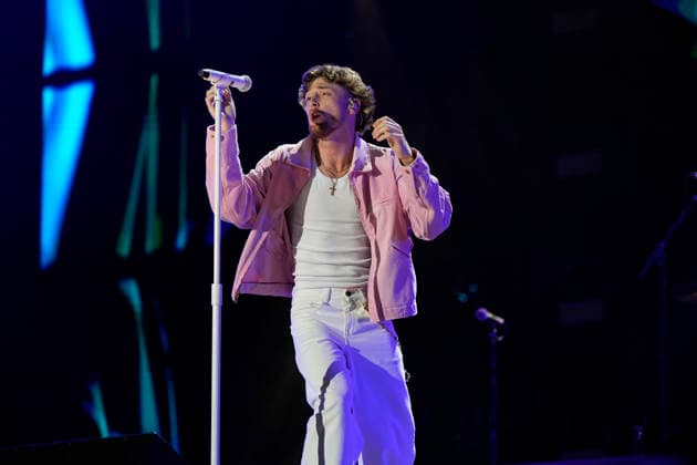 NASHVILLE, TENNESSEE - JUNE 07: Bailey Zimmerman perform onstage at Nissan Stadium during CMA Fest 2026 day three on June 07, 2026 in Nashville, Tennessee. . Credit: USA - ZUMAa123 20260608_zaa_a123_016 Copyright: xAdMediax