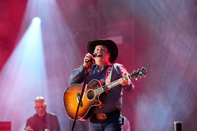 NASHVILLE, TENNESSEE - JUNE 07: Clay Walker perform onstage at Nissan Stadium during CMA Fest 2026 day three on June 07, 2026 in Nashville, Tennessee. . Credit: USA - ZUMAa123 20260608_zaa_a123_017 Copyright: xAdMediax