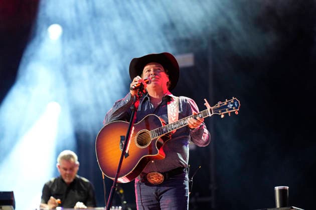 NASHVILLE, TENNESSEE - JUNE 07: Clay Walker perform onstage at Nissan Stadium during CMA Fest 2026 day three on June 07, 2026 in Nashville, Tennessee. . Credit: USA - ZUMAa123 20260608_zaa_a123_030 Copyright: xAdMediax