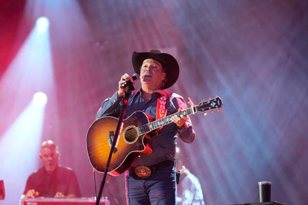 NASHVILLE, TENNESSEE - JUNE 07: Clay Walker perform onstage at Nissan Stadium during CMA Fest 2026 day three on June 07, 2026 in Nashville, Tennessee. . Credit: USA - ZUMAa123 20260608_zaa_a123_044 Copyright: xAdMediax