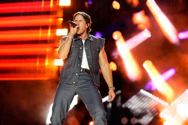 NASHVILLE, TENNESSEE - JUNE 07: Russell Dickerson perform onstage at Nissan Stadium during CMA Fest 2026 day three on June 07, 2026 in Nashville, Tennessee. . Credit: USA - ZUMAa123 20260608_zaa_a123_055 Copyright: xAdMediax