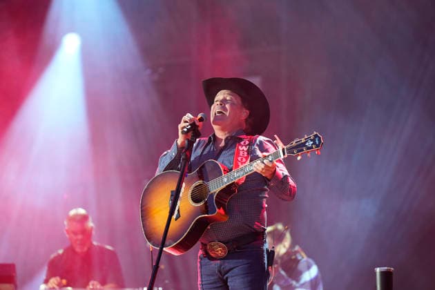 NASHVILLE, TENNESSEE - JUNE 07: Clay Walker perform onstage at Nissan Stadium during CMA Fest 2026 day three on June 07, 2026 in Nashville, Tennessee. . Credit: USA - ZUMAa123 20260608_zaa_a123_060 Copyright: xAdMediax