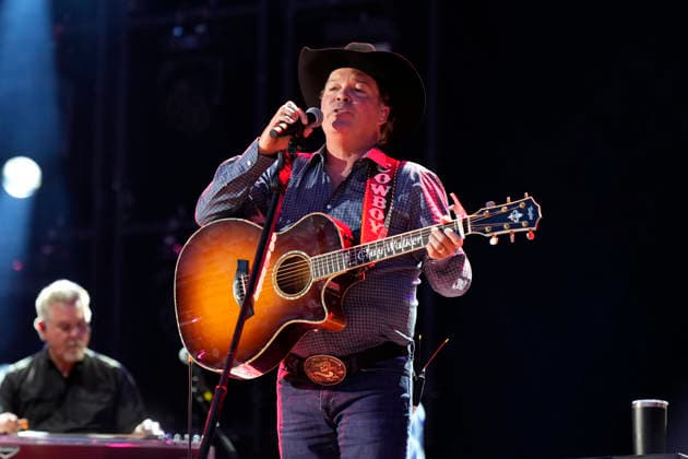 NASHVILLE, TENNESSEE - JUNE 07: Clay Walker perform onstage at Nissan Stadium during CMA Fest 2026 day three on June 07, 2026 in Nashville, Tennessee. . Credit: USA - ZUMAa123 20260608_zaa_a123_070 Copyright: xAdMediax