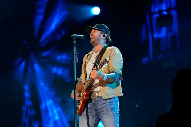 NASHVILLE, TENNESSEE - JUNE 07: Luke Bryan perform onstage at Nissan Stadium during CMA Fest 2026 day three on June 07, 2026 in Nashville, Tennessee. . Credit: USA - ZUMAa123 20260608_zaa_a123_086 Copyright: xAdMediax
