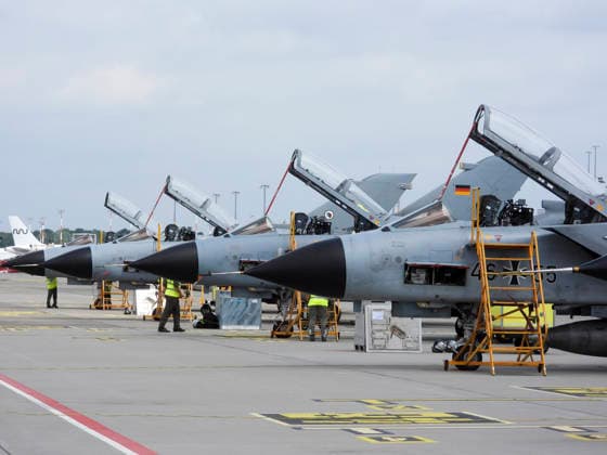 CNTV TORNADO- Tornado Kampflugzeuge der Luftwaffe bei der Luft und Boden Uebung Dispersed Operations Hamburg 08.06.2026 Panther Shield Luftwaffe uebt Starts und Landungen auf dem zivilen Flughafen Hamburg eine Woche lang am Helmut Schmidt Airport Flughafen Hamburg Die Übung soll die Zusammenarbeit der Luftwaffe mit dem zivilen Mitarbeitern des Flughafen Hamburgs verbessern Hamburg Deutschland *** CNTV TORNADO Tornado Luftwaffe fighter aircraft during air and ground exercise Dispersed Operations Hamburg 08 06 2026 Panther Shield Luftwaffe practicing take-offs and landings at Hamburg civilian airport for one week at Helmut Schmidt Airport Hamburg Airport The exercise is designed to improve cooperation between the Luftwaffe and civilian staff