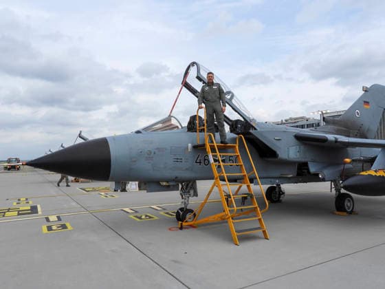 CNTV TORNADOUEBUNG- Oberst Jens Schumacher, der Kommodore des Taktischen Luftwaffengeschwader 51 I Sechs Tornado Kampflugzeuge der Luftwaffe bei der Luft und Boden Uebung Dispersed Operations Hamburg 08.06.2026 Panther Shield Luftwaffe uebt Starts und Landungen auf dem zivilen Flughafen Hamburg eine Woche lang am Helmut Schmidt Airport Flughafen Hamburg Die Übung soll die Zusammenarbeit der Luftwaffe mit dem zivilen Mitarbeitern des Flughafen Hamburgs verbessern Hamburg Deutschland *** CNTV TORNADO EXERCISE Colonel Jens Schumacher, the Commodore of the Tactical Air Force Wing 51 I Six Tornado fighter aircraft of the German Air Force during the air and ground exercise Dispersed Operations Hamburg 08 06 2026 Panther Shield Air Force exercise