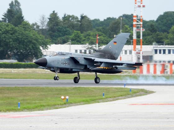 CNTV TORNADO- Tornado Kampflugzeuge der Luftwaffe bei der Luft und Boden Uebung Dispersed Operations Hamburg 08.06.2026 Panther Shield Luftwaffe uebt Starts und Landungen auf dem zivilen Flughafen Hamburg eine Woche lang am Helmut Schmidt Airport Flughafen Hamburg Die Übung soll die Zusammenarbeit der Luftwaffe mit dem zivilen Mitarbeitern des Flughafen Hamburgs verbessern Hamburg Deutschland *** CNTV TORNADO Tornado Luftwaffe fighter aircraft during air and ground exercise Dispersed Operations Hamburg 08 06 2026 Panther Shield Luftwaffe practicing take-offs and landings at Hamburg civilian airport for one week at Helmut Schmidt Airport Hamburg Airport The exercise is designed to improve cooperation between the Luftwaffe and civilian staff