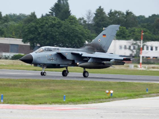 CNTV TORNADO- Tornado Kampflugzeuge der Luftwaffe bei der Luft und Boden Uebung Dispersed Operations Hamburg 08.06.2026 Panther Shield Luftwaffe uebt Starts und Landungen auf dem zivilen Flughafen Hamburg eine Woche lang am Helmut Schmidt Airport Flughafen Hamburg Die Übung soll die Zusammenarbeit der Luftwaffe mit dem zivilen Mitarbeitern des Flughafen Hamburgs verbessern Hamburg Deutschland *** CNTV TORNADO Tornado Luftwaffe fighter aircraft during air and ground exercise Dispersed Operations Hamburg 08 06 2026 Panther Shield Luftwaffe practicing take-offs and landings at Hamburg civilian airport for one week at Helmut Schmidt Airport Hamburg Airport The exercise is designed to improve cooperation between the Luftwaffe and civilian staff