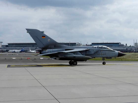 CNTV TORNADO- Tornado Kampflugzeuge der Luftwaffe bei der Luft und Boden Uebung Dispersed Operations Hamburg 08.06.2026 Panther Shield Luftwaffe uebt Starts und Landungen auf dem zivilen Flughafen Hamburg eine Woche lang am Helmut Schmidt Airport Flughafen Hamburg Die Übung soll die Zusammenarbeit der Luftwaffe mit dem zivilen Mitarbeitern des Flughafen Hamburgs verbessern Hamburg Deutschland *** CNTV TORNADO Tornado Luftwaffe fighter aircraft during air and ground exercise Dispersed Operations Hamburg 08 06 2026 Panther Shield Luftwaffe practicing take-offs and landings at Hamburg civilian airport for one week at Helmut Schmidt Airport Hamburg Airport The exercise is designed to improve cooperation between the Luftwaffe and civilian staff
