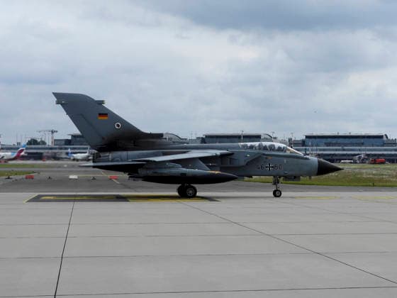 CNTV TORNADO- Tornado Kampflugzeuge der Luftwaffe bei der Luft und Boden Uebung Dispersed Operations Hamburg 08.06.2026 Panther Shield Luftwaffe uebt Starts und Landungen auf dem zivilen Flughafen Hamburg eine Woche lang am Helmut Schmidt Airport Flughafen Hamburg Die Übung soll die Zusammenarbeit der Luftwaffe mit dem zivilen Mitarbeitern des Flughafen Hamburgs verbessern Hamburg Deutschland *** CNTV TORNADO Tornado Luftwaffe fighter aircraft during air and ground exercise Dispersed Operations Hamburg 08 06 2026 Panther Shield Luftwaffe practicing take-offs and landings at Hamburg civilian airport for one week at Helmut Schmidt Airport Hamburg Airport The exercise is designed to improve cooperation between the Luftwaffe and civilian staff