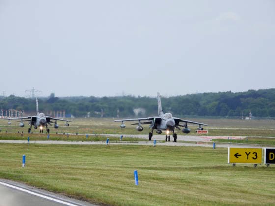 CNTV TORNADO- Tornado Kampflugzeuge der Luftwaffe bei der Luft und Boden Uebung Dispersed Operations Hamburg 08.06.2026 Panther Shield Luftwaffe uebt Starts und Landungen auf dem zivilen Flughafen Hamburg eine Woche lang am Helmut Schmidt Airport Flughafen Hamburg Die Übung soll die Zusammenarbeit der Luftwaffe mit dem zivilen Mitarbeitern des Flughafen Hamburgs verbessern Hamburg Deutschland *** CNTV TORNADO Tornado Luftwaffe fighter aircraft during air and ground exercise Dispersed Operations Hamburg 08 06 2026 Panther Shield Luftwaffe practicing take-offs and landings at Hamburg civilian airport for one week at Helmut Schmidt Airport Hamburg Airport The exercise is designed to improve cooperation between the Luftwaffe and civilian staff