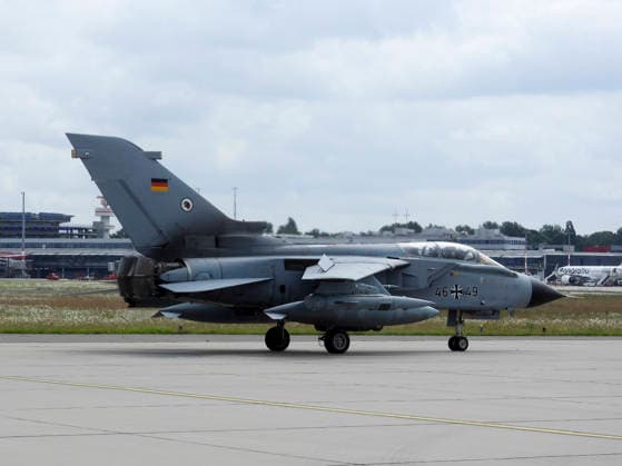 CNTV TORNADO- Tornado Kampflugzeuge der Luftwaffe bei der Luft und Boden Uebung Dispersed Operations Hamburg 08.06.2026 Panther Shield Luftwaffe uebt Starts und Landungen auf dem zivilen Flughafen Hamburg eine Woche lang am Helmut Schmidt Airport Flughafen Hamburg Die Übung soll die Zusammenarbeit der Luftwaffe mit dem zivilen Mitarbeitern des Flughafen Hamburgs verbessern Hamburg Deutschland *** CNTV TORNADO Tornado Luftwaffe fighter aircraft during air and ground exercise Dispersed Operations Hamburg 08 06 2026 Panther Shield Luftwaffe practicing take-offs and landings at Hamburg civilian airport for one week at Helmut Schmidt Airport Hamburg Airport The exercise is designed to improve cooperation between the Luftwaffe and civilian staff