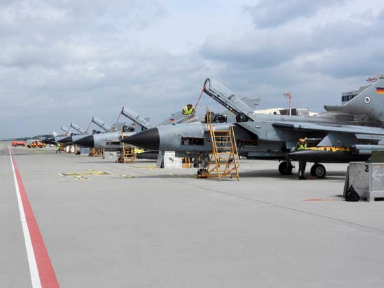 CNTV TORNADO- Tornado Kampflugzeuge der Luftwaffe bei der Luft und Boden Uebung Dispersed Operations Hamburg 08.06.2026 Panther Shield Luftwaffe uebt Starts und Landungen auf dem zivilen Flughafen Hamburg eine Woche lang am Helmut Schmidt Airport Flughafen Hamburg Die Übung soll die Zusammenarbeit der Luftwaffe mit dem zivilen Mitarbeitern des Flughafen Hamburgs verbessern Hamburg Deutschland *** CNTV TORNADO Tornado Luftwaffe fighter aircraft during air and ground exercise Dispersed Operations Hamburg 08 06 2026 Panther Shield Luftwaffe practicing take-offs and landings at Hamburg civilian airport for one week at Helmut Schmidt Airport Hamburg Airport The exercise is designed to improve cooperation between the Luftwaffe and civilian staff