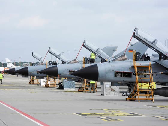 CNTV TORNADO- Tornado Kampflugzeuge der Luftwaffe bei der Luft und Boden Uebung Dispersed Operations Hamburg 08.06.2026 Panther Shield Luftwaffe uebt Starts und Landungen auf dem zivilen Flughafen Hamburg eine Woche lang am Helmut Schmidt Airport Flughafen Hamburg Die Übung soll die Zusammenarbeit der Luftwaffe mit dem zivilen Mitarbeitern des Flughafen Hamburgs verbessern Hamburg Deutschland *** CNTV TORNADO Tornado Luftwaffe fighter aircraft during air and ground exercise Dispersed Operations Hamburg 08 06 2026 Panther Shield Luftwaffe practicing take-offs and landings at Hamburg civilian airport for one week at Helmut Schmidt Airport Hamburg Airport The exercise is designed to improve cooperation between the Luftwaffe and civilian staff