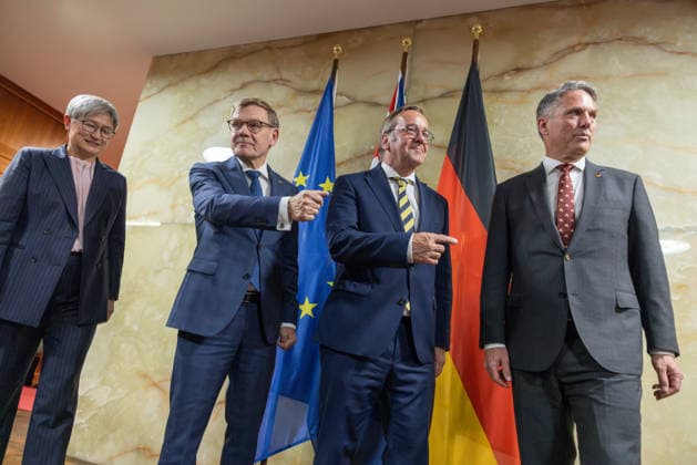 Die australische Außenministerin und der australische Verteidigungsminister im Auswärtigen Amt. Deutschland, Berlin am 08. Juni 2026: Bundesminister Johann Wadephul und sein Kollege Boris Pistorius zeigen nach dem Gruppenfoto mit den australischen Kollegen gleichzeitig mit dem Finger nach links. Von links nach Rechts: australischen Außenministerin Penny Wong, Außenminister Dr. Johann Wadephul (CDU), Verteidigungsminister Boris Pistorius (SPD), australischen stellvertretenden Premierminister und Verteidigungs- minister Richard Marles. *** The Australian Foreign Minister and the Australian Minister of Defense at the Federal Foreign Office Germany, Berlin on 08 June 2026 Federal Minister Johann Wadephul and his colleague Boris Pistorius