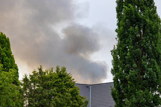 Großbrand in Rüsselsheim ausgebrochen - Rauchsäule weithin sichtbar Am 08.06.2026 um 17:30 Uhr brach auf dem Gelände eines landwirtschaftlichen Betriebs in der Hintergasse im Rüsselsheimer Stadtteil Königstädten ein Feuer aus, das mehrere Gebäude erfasste. Eine weithin sichtbare Rauchwolke zog über den Stadtteil. Feuerwehrkräfte aus Rüsselsheim und umliegenden Orten rückten an; die enge Bebauung erschwerte die Löscharbeiten. Rinder wurden aus den Gebäuden getrieben und in Sicherheit gebracht. Nach Angaben der Feuerwehr konnten viele Tiere gerettet werden; ob alle lebend geborgen wurden, war zunächst unklar. Eine Warnung über Kat-Warn wies auf mögliche Gesundheitsgefahren durch den Rauch hin. Rüsselsheim Königstädten Hess