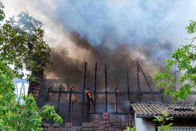 Großbrand in Rüsselsheim ausgebrochen - Rauchsäule weithin sichtbar Am 08.06.2026 um 17:30 Uhr brach auf dem Gelände eines landwirtschaftlichen Betriebs in der Hintergasse im Rüsselsheimer Stadtteil Königstädten ein Feuer aus, das mehrere Gebäude erfasste. Eine weithin sichtbare Rauchwolke zog über den Stadtteil. Feuerwehrkräfte aus Rüsselsheim und umliegenden Orten rückten an; die enge Bebauung erschwerte die Löscharbeiten. Rinder wurden aus den Gebäuden getrieben und in Sicherheit gebracht. Nach Angaben der Feuerwehr konnten viele Tiere gerettet werden; ob alle lebend geborgen wurden, war zunächst unklar. Eine Warnung über Kat-Warn wies auf mögliche Gesundheitsgefahren durch den Rauch hin. Rüsselsheim Königstädten Hess